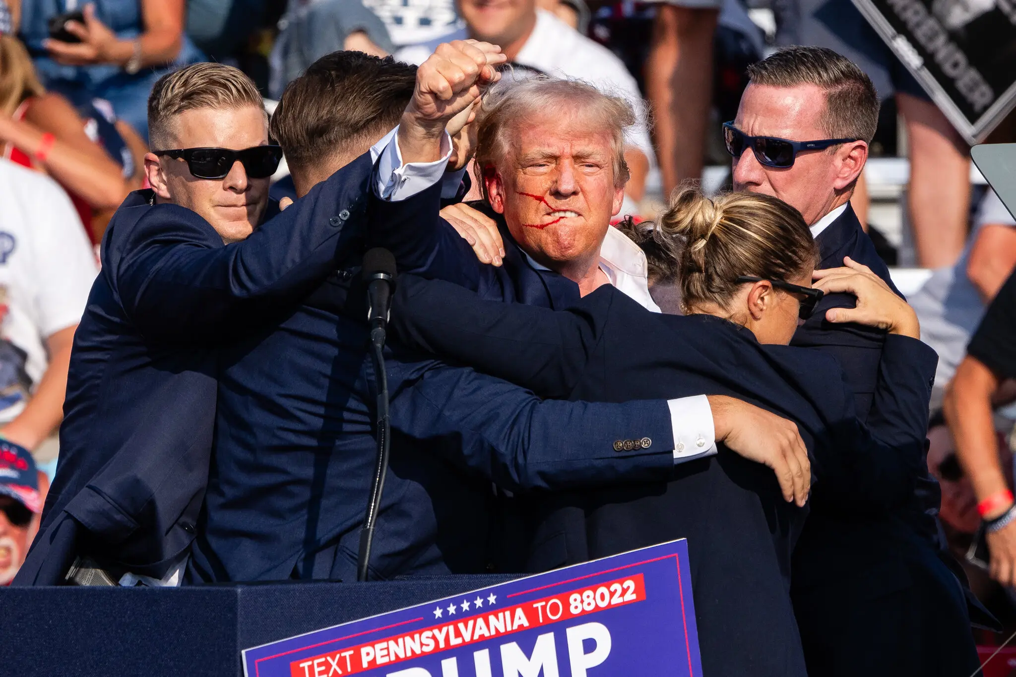 Трамп у безпеці після замаху; підозрюваний у скоєнні замаху мертвий